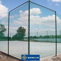 Ogrodzenie boiska 4m wys. z słupami i siatką 10x10cm o grubości 5mm Ogrodzenie boiska 4m wys. z słupami i siatką 10x10cm o grubości 5mm