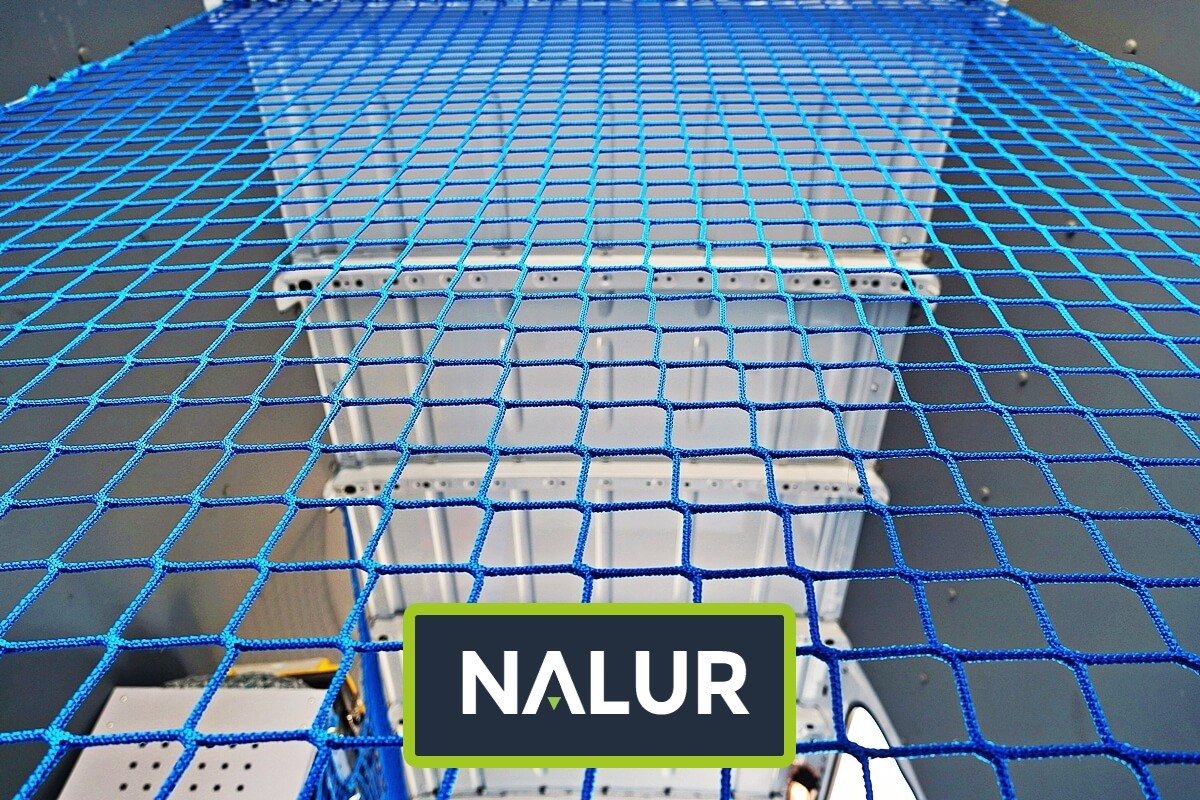   Nalur - Siatkowe zabezpieczenie półek w busie   oczko 1x1 cm, grubość 2mm 