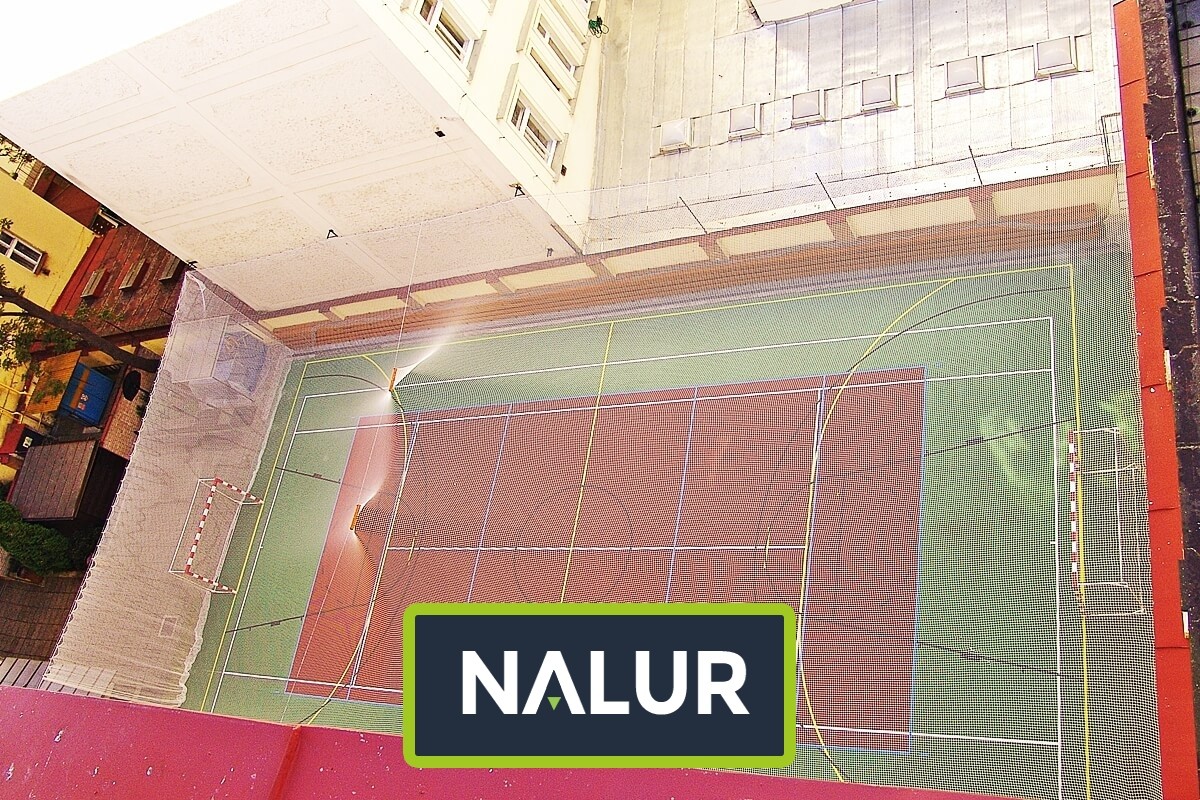   Nalur - Ogrodzenie boiska 5m wys. z słupami i siatką 8x8cm o grubości 5mm 
