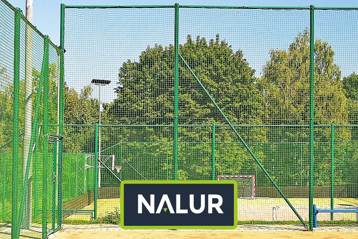   Nalur - Siatkowe ogrodzenie boiskowe o wysokości 4m ze słupami, z siatką o oczkach 6x6cm i grubości 4mm 