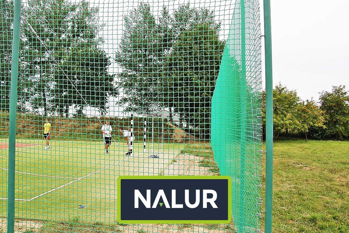   Nalur - Ogrodzenie boiska 4m wys. z słupami i siatką 4,5x4,5cm o grubości 4mm 