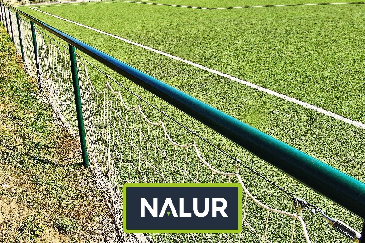   Nalur - Ogrodzenie boiska 4m wys. z słupami i siatką 4,5x4,5cm o grubości 4mm 