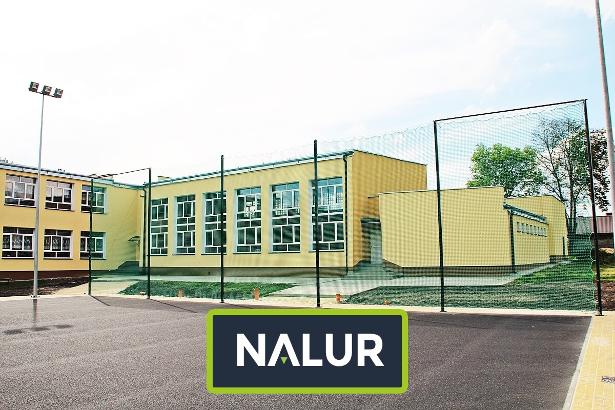   Nalur - Ogrodzenie z siatką o oczku 4,5x4,5cm i słupami o wysokości 4m, wykończenie 3mm 