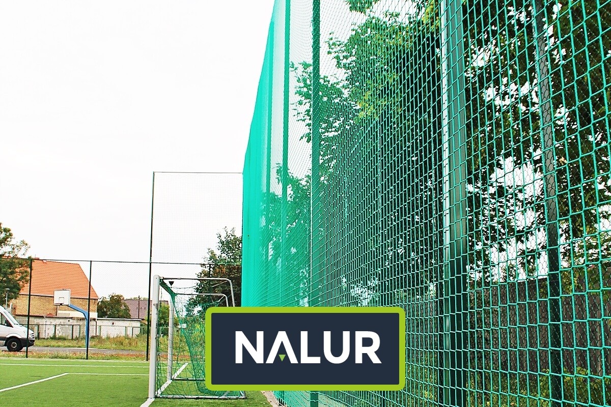 Słupy z siatką sportową o wymiarach oczek 8x8cm i grubości 5mm Nalur - Słupy z siatką sportową o wymiarach oczek 8x8cm i grubości 5mm