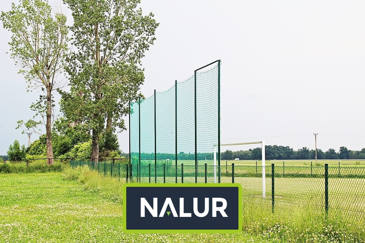   Nalur - Piłkochwyt 6m - Piłkochwyt na boisko o wysokości 6m ze słupami i siatką 4,5x4,5cm o grubości 3mm 