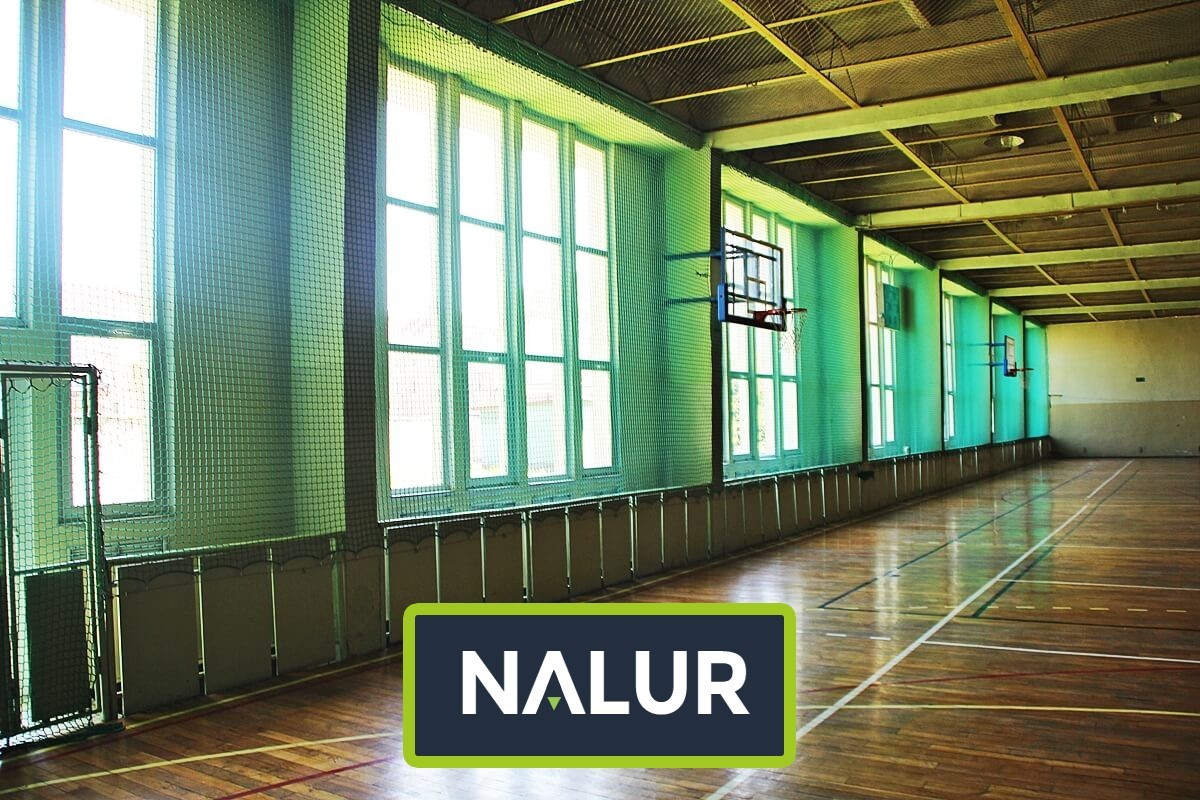 Osłona z wytrzymałej siatki do zapewnienia bezpieczeństwa w halach sportowych Nalur - Osłona z wytrzymałej siatki do zapewnienia bezpieczeństwa w halach sportowych