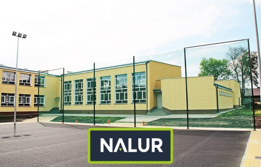   Nalur - Ogrodzenie z siatką o oczku 4,5x4,5cm i słupami o wysokości 4m, wykończenie 3mm 